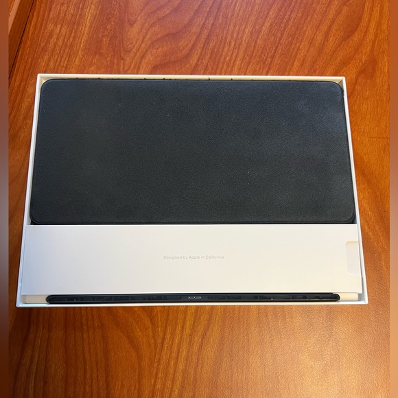 Apple iPad Smart Keyboard in Great Condition - Picture 3 of 6